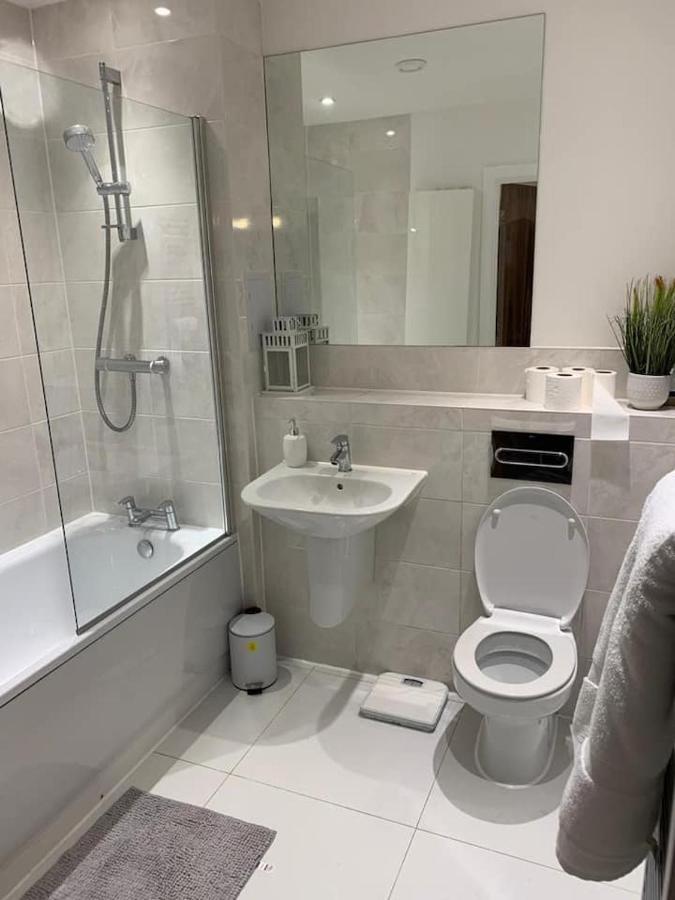 Lovely 1-Bed Serviced Apartment With Free Parking Уэст-Таррок Экстерьер фото