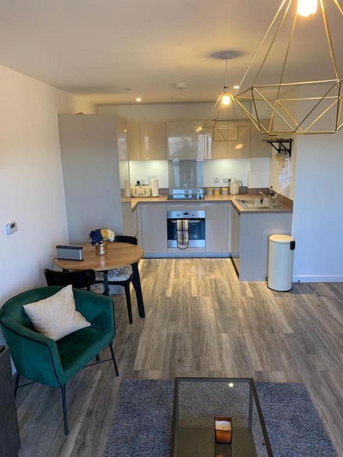 Lovely 1-Bed Serviced Apartment With Free Parking Уэст-Таррок Экстерьер фото